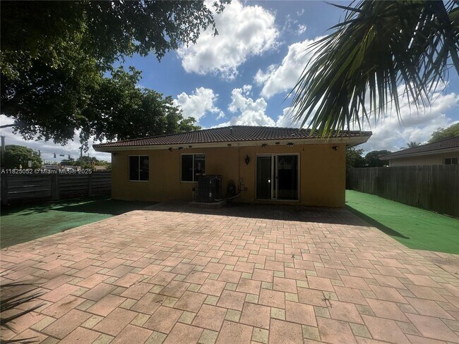 Building Photo - 3104 Tarpon Dr