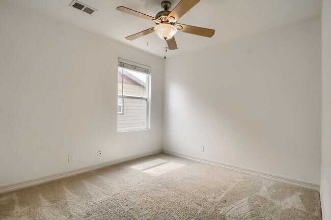 Building Photo - Beautiful 3 bedroom townhome in Central Pa...