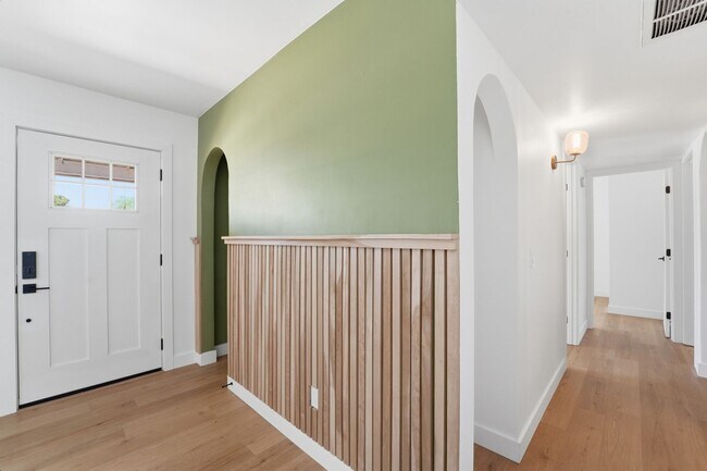 Building Photo - Discover this beautifully renovated 3-bedroom, 2-bath home in Mesa, AZ!