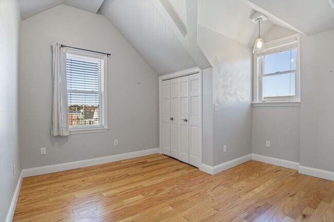 Building Photo - 303 Islington St