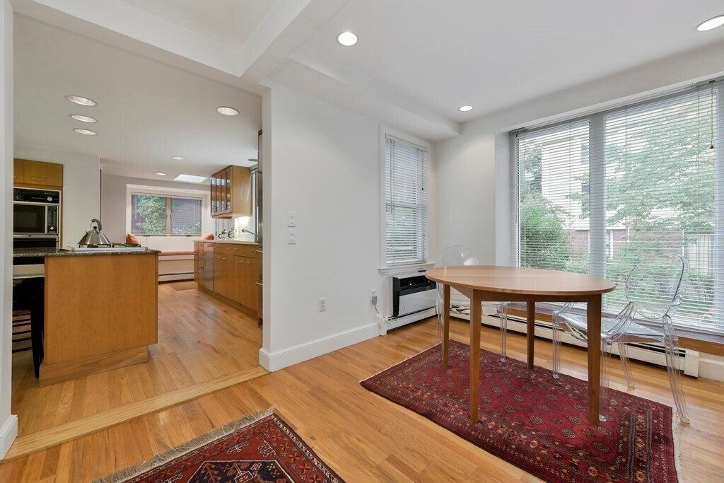 Building Photo - 572 Franklin St