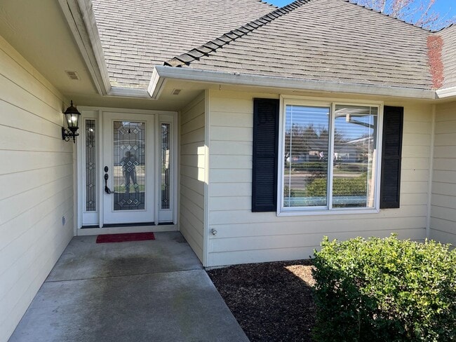 Building Photo - Stunning 3 Bedroom 2 Bath Home- Located in Friendly Central Point-Over 1600 Sq. Ft.