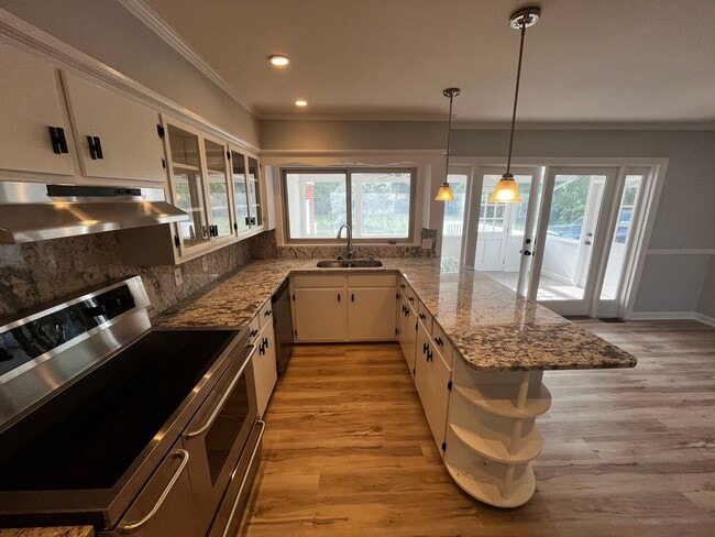 Building Photo - 5bd/2ba NEWLY remodeled brick ranch home. NO CATS.