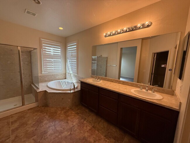 Building Photo - 1487 Highland Dr