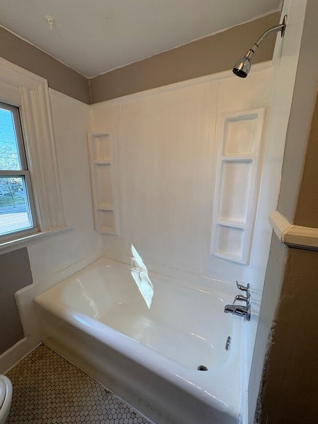 Building Photo - Three bedroom two bathroom home for rent