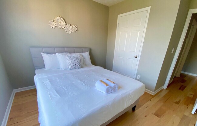 Building Photo - 6054 Lights Ferry Rd