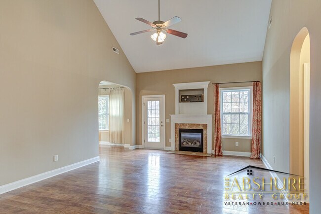 Building Photo - 325 Timber Meadow Lake