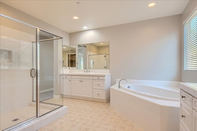 Building Photo - Gorgeous 4 Bd/4.5 Ba + Loft Home in 4S Ranch!!!