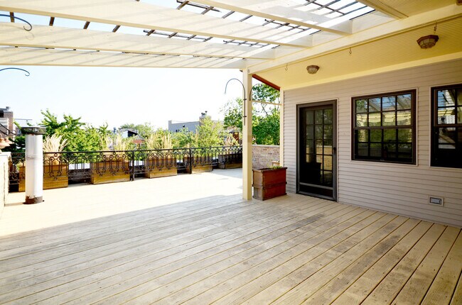 Building Photo - 622 W Briar Pl