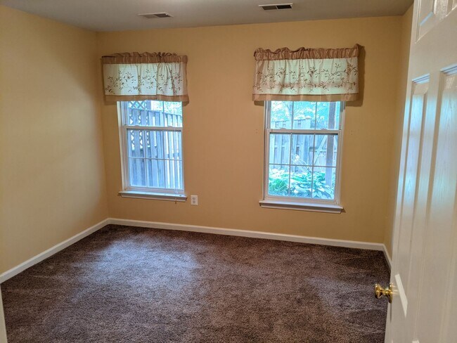 Building Photo - Townhouse in Spring Ridge community - OAKDALE school district - available before the holidays!