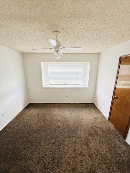 Building Photo - 700 Retriever Ln