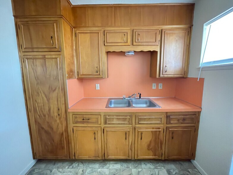 Building Photo - 807 W Hallmark Ave