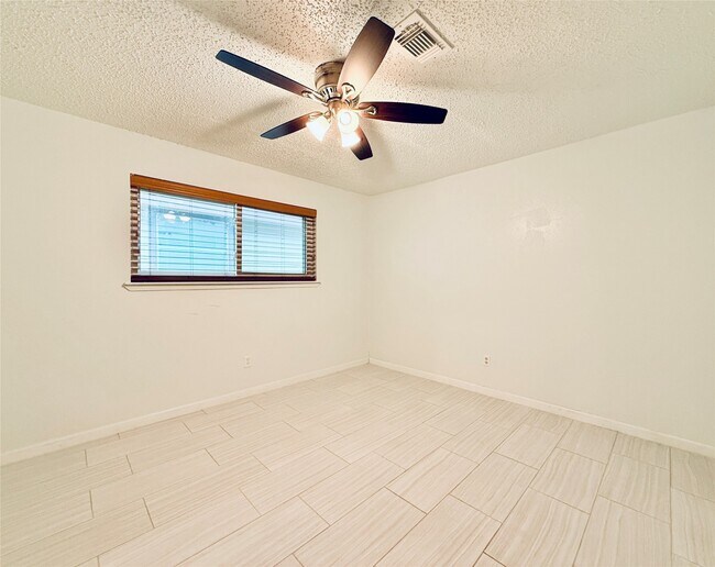 Building Photo - 11135 Bellspring Dr