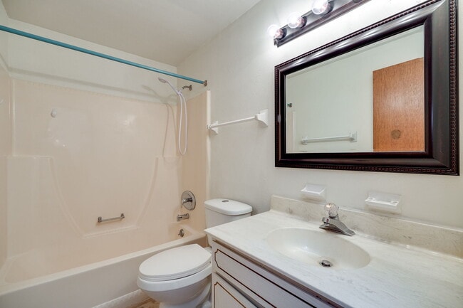 Building Photo - 2215 Barclay Ct