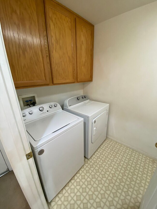 Building Photo - Wonderful 3 bed/2 bath home with a den located in Henderson.