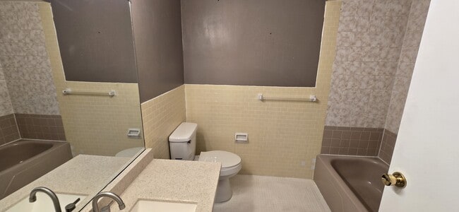 Building Photo - 142 E Maple St