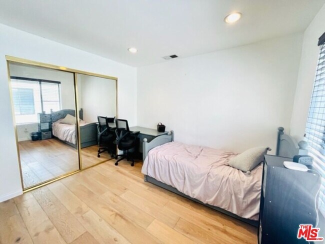 Building Photo - 221 S Gale Dr