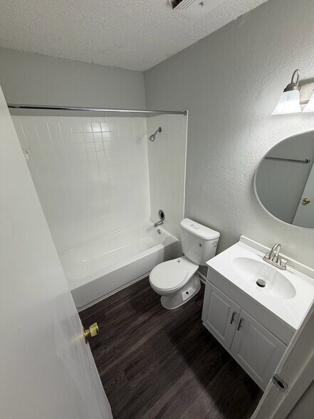 Building Photo - 2701 Green Oaks Rd