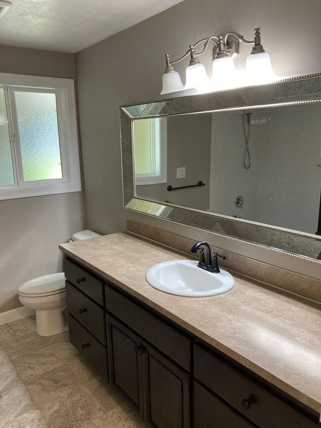 Building Photo - Nice 3 bedroom, 2 bath house in a great ne...