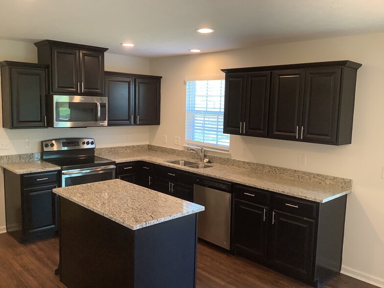 Building Photo - 5283 River Ridge Dr