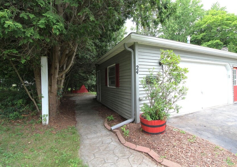 Building Photo - 24 Forest Rd