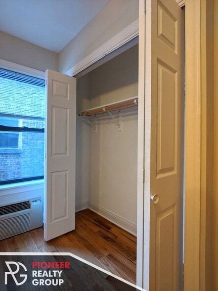 Building Photo - 837 W Wolfram St