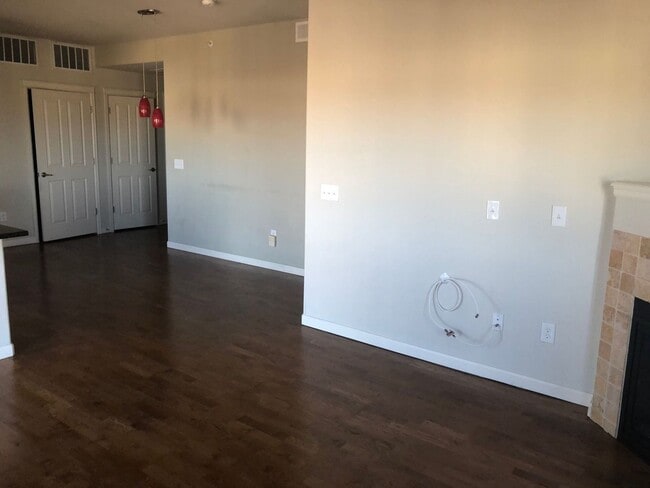 Building Photo - Stunning Clocktower Penthouse Condo with mountain views!