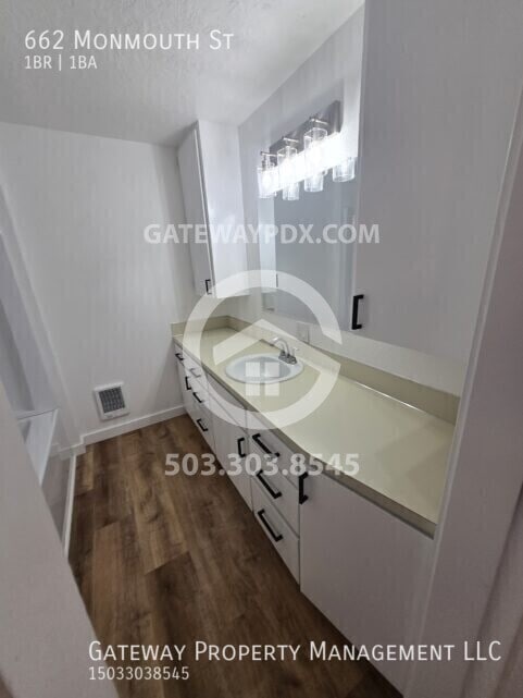 Building Photo - 662 Monmouth St
