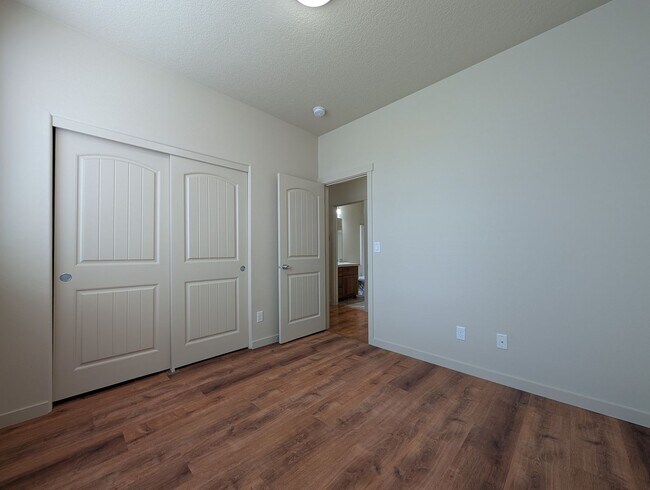 Building Photo - Great 3bed/2 bath home with solid surface flooring!