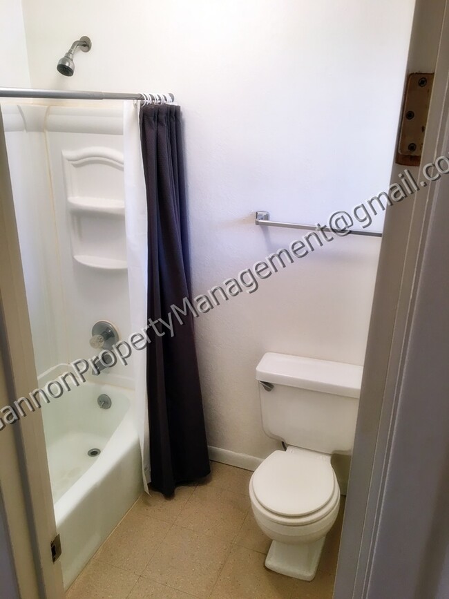 Building Photo - 4480 N Viewpoint Dr