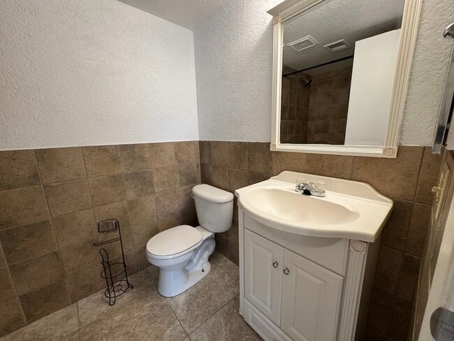 Building Photo - Bright & Spacious 2 Bedroom Condo with Vaulted Ceilings in Phoenix