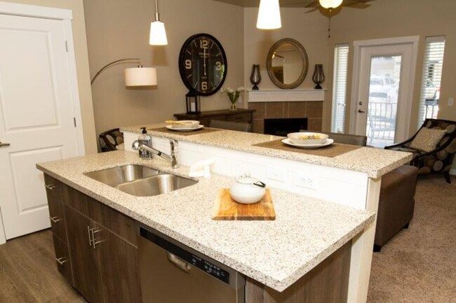 Building Photo - JUST REDUCED! Stunning 2 Bed / 2 Bath with...