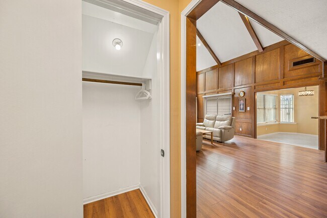 Building Photo - 18107 Shadow Valley Dr