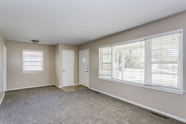 Building Photo - 3 bedroom 1 bath home in Derby