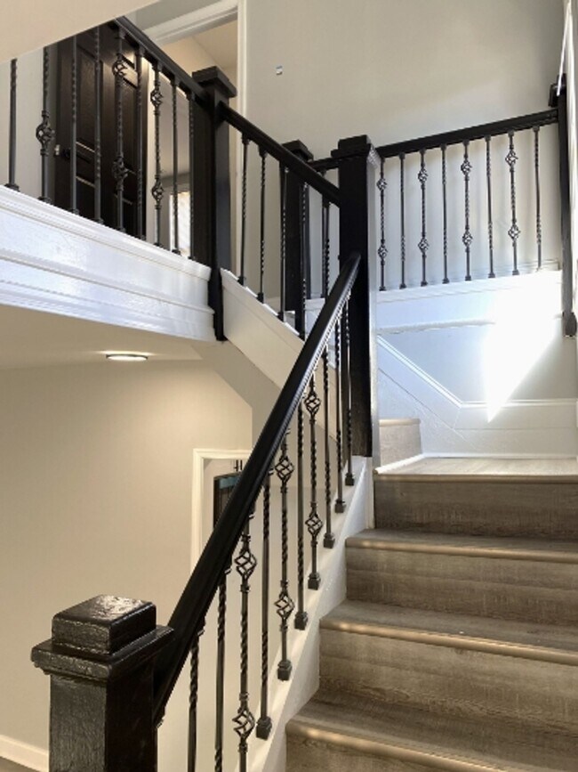 Building Photo - 4310 Ridgewood Ave