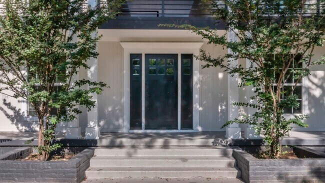 Building Photo - 425 N Rosemont Ave