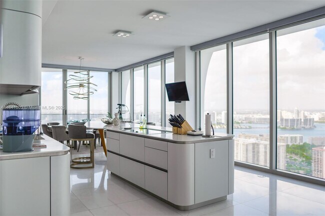 Building Photo - 16901 Collins Ave