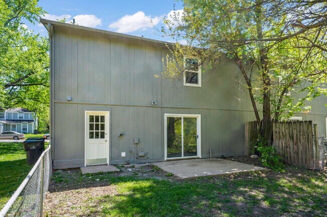 Building Photo - Spacious and updated townhome in Olathe!  1st month is Free!*