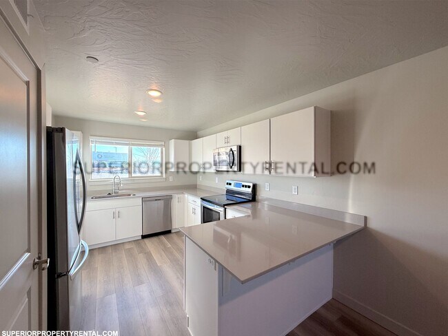 Building Photo - 2 bed, 1 bath Condo