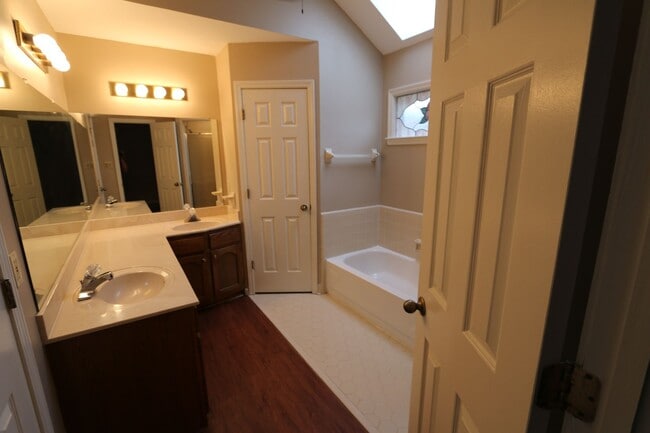 Building Photo - Southeast Memphis Family Beauty