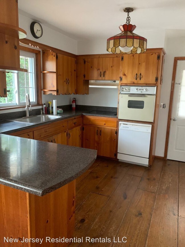 Building Photo - 3 br, 1 bath House - 3070 E Chestnut Ave