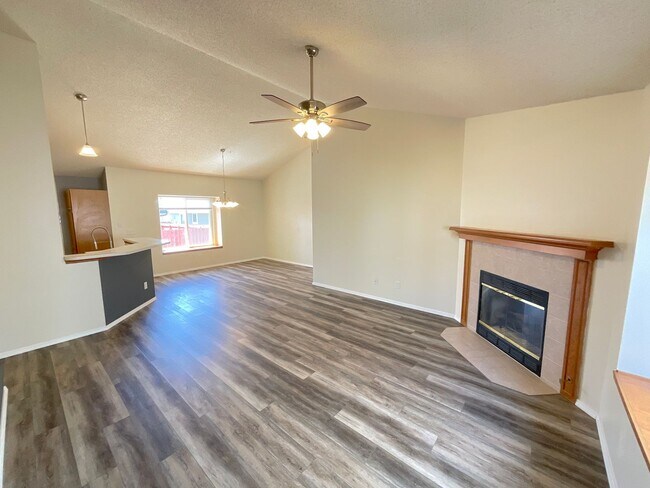 Building Photo - 4 Bedroom Home Available Near Research Pkwy & Scarborough Dr!