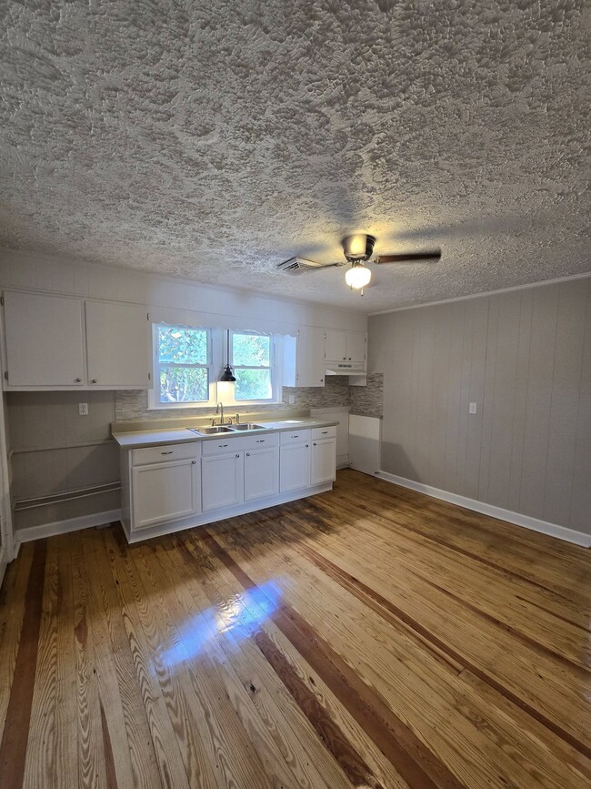 Building Photo - 880 Franklin Turnpike