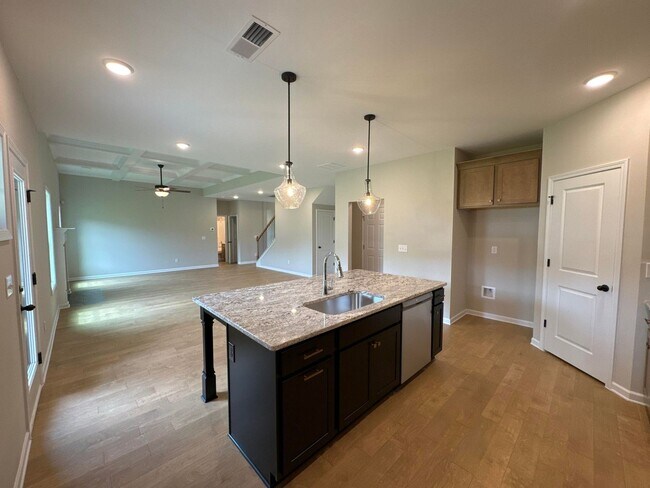 Building Photo - 5 Bedroom 3 Bathroom House