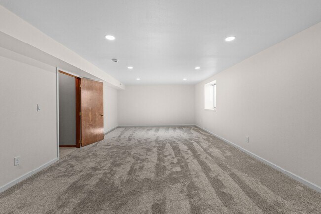 Building Photo - Colbert WA Rancher with Full basement for RENT!