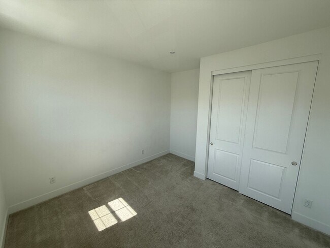 Building Photo - Beautiful 4-Bedroom Home with Solar and Private Patio in Plum Estates!
