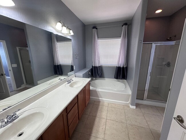 Building Photo - Single Story 3 Bed/2 Bathroom Home