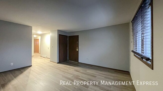 Building Photo - Spacious 2 Bedroom Apartment with Modern U...