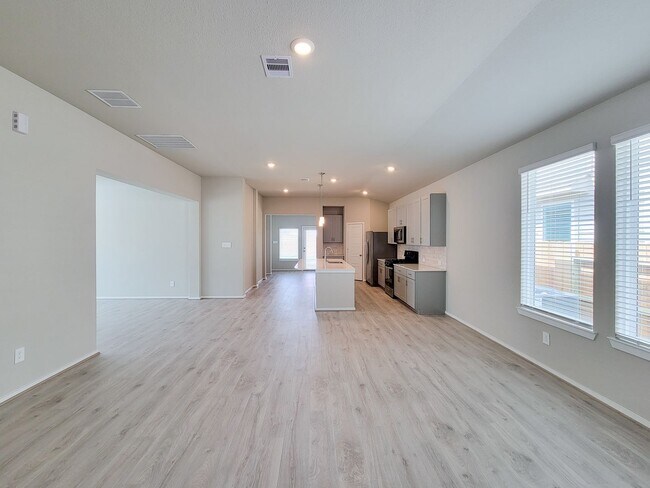 Building Photo - Single-story layout features a bright, open concept living area, dining space, and kitchen. Pebbl...