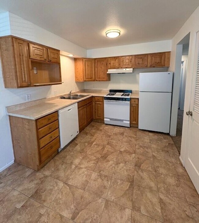 Building Photo - 2 Bedroom Apartment in Holladay!